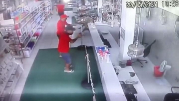 No interior do Acre, assaltantes chegam de bicicleta, fazem clientes e atendentes de reféns e roubam loja